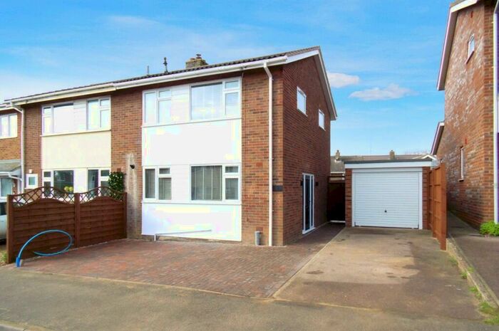3 Bedroom Semi-Detached House To Rent In Chapman Close, Potton, SG19
