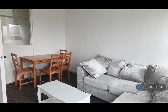 4 Bedroom Flat To Rent In Roachdale, Manchester, OL12