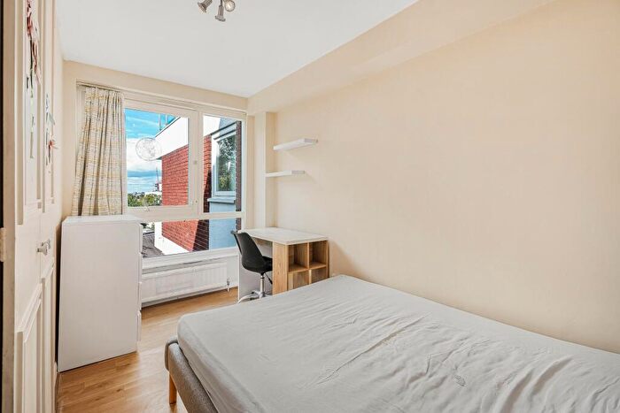 2 Bedroom Apartment To Rent In Netherhall Gardens, Hampstead, London, NW3