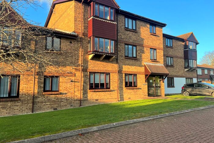 2 Bedroom Flat To Rent In Abbotsbury Court, Horsham, RH13