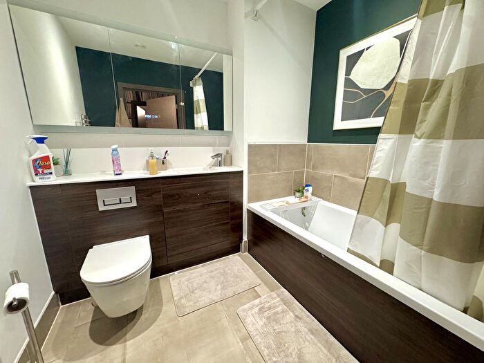 2 Bedroom Flat To Rent In Powerhouse Lane, Hayes, Greater London, UB3