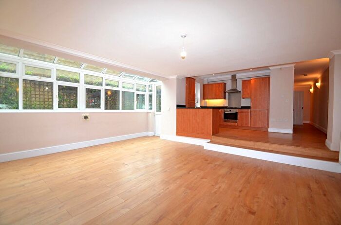 2 Bedroom Flat To Rent In Beulah Hill, Crystal Palace, SE19