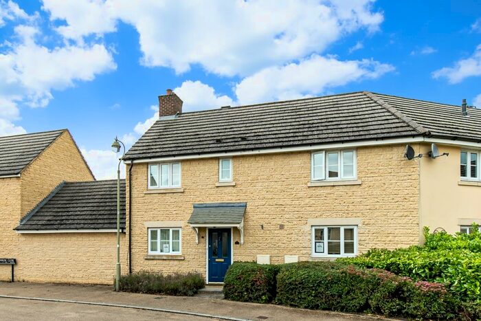 3 Bedroom Semi-Detached House To Rent In Primrose Close, Witney, OX28