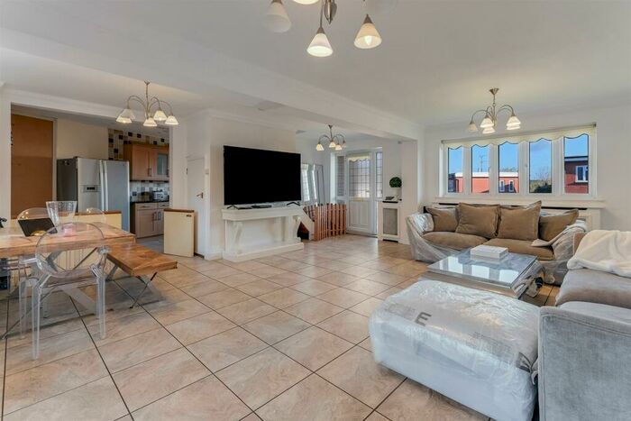 4 Bedroom Semi-Detached House To Rent In Hoppett Road, Chingford, E4