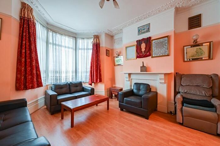 4 Bedroom Semi Detached House For Sale In Wightman Road, London, N4