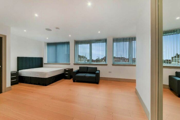 3 Bedroom Apartment To Rent In Drayford Close, London, W9