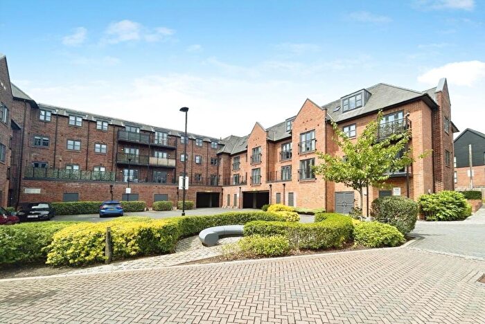 2 Bedroom Flat For Sale In Carter Court, Hook, Hampshire, RG27