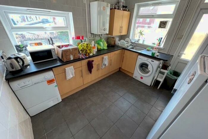 5 Bedroom Terraced House To Rent In Monthermer Road - Cardiff, CF24