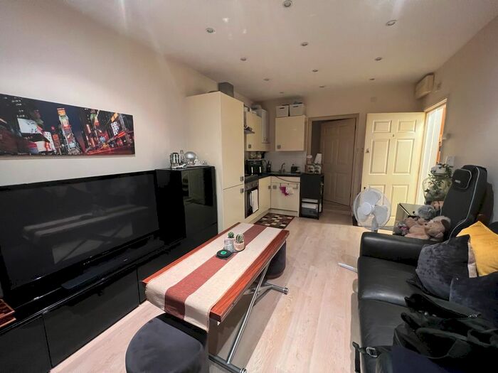 Studio To Rent In Finchley Road, London, NW11