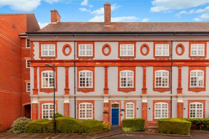 2 Bedroom Apartment To Rent In Bennett Crescent, Oxford, OX4