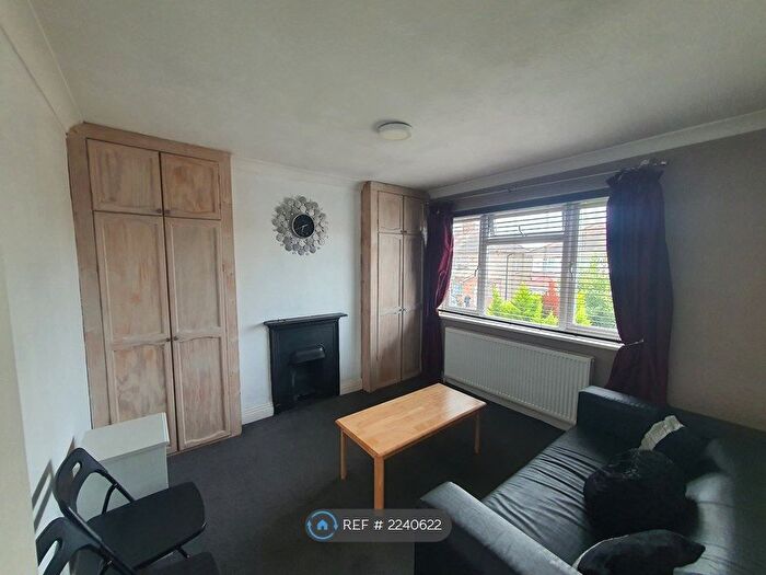 1 Bedroom Flat To Rent In Dorset Avenue, Hayes, UB4