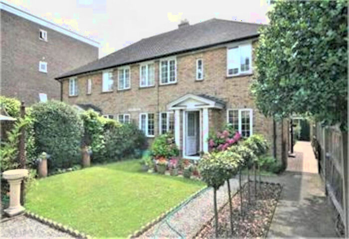 2 Bedroom Maisonette To Rent In Oakwood House, Surbiton, Surrey, KT6