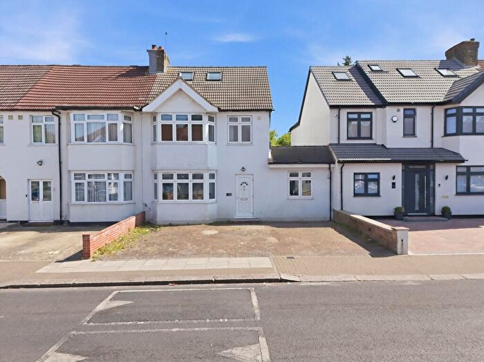 4 Bedroom Semi-Detached House To Rent In Princes Avenue, London, NW9