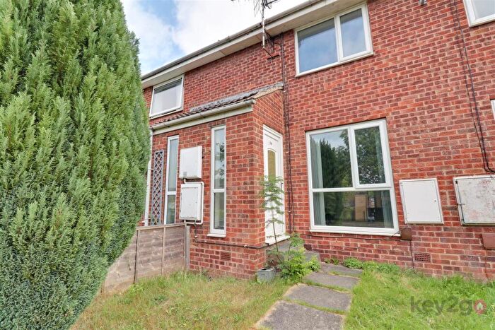 2 Bedroom Town House To Rent In Thorpe Drive, Waterthorpe, S20