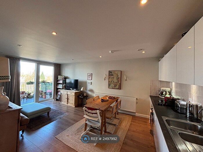 2 Bedroom Flat To Rent In Barrington Road, London, SW9