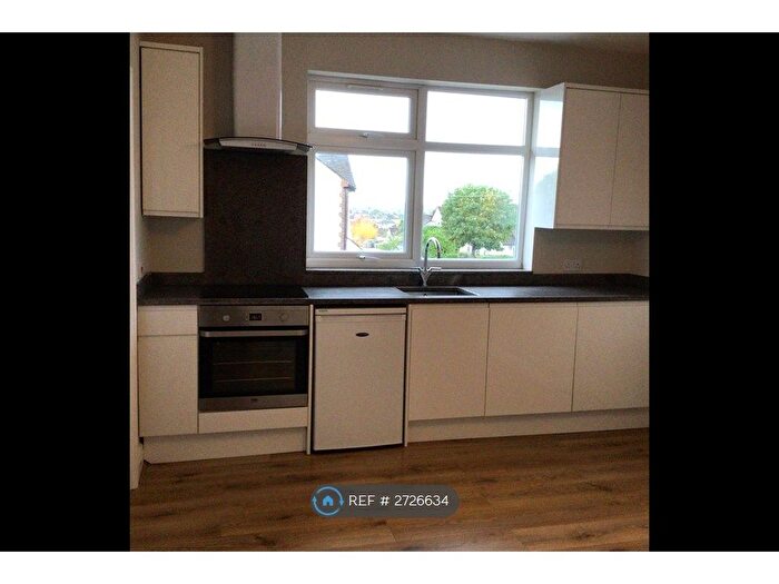 3 Bedroom Maisonette To Rent In Russell Lane, London, N20