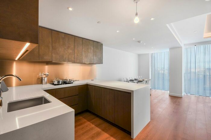 3 Bedroom Flat To Rent In Carnation Way, London, SW8