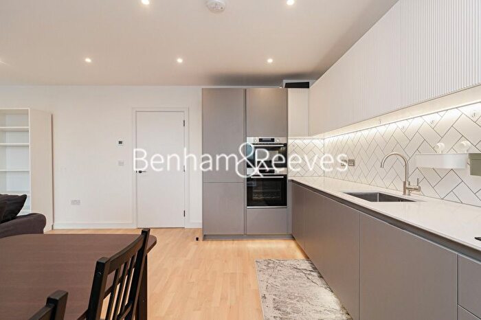 2 Bedroom Flat To Rent In Cedrus Avenue, Southall, UB1