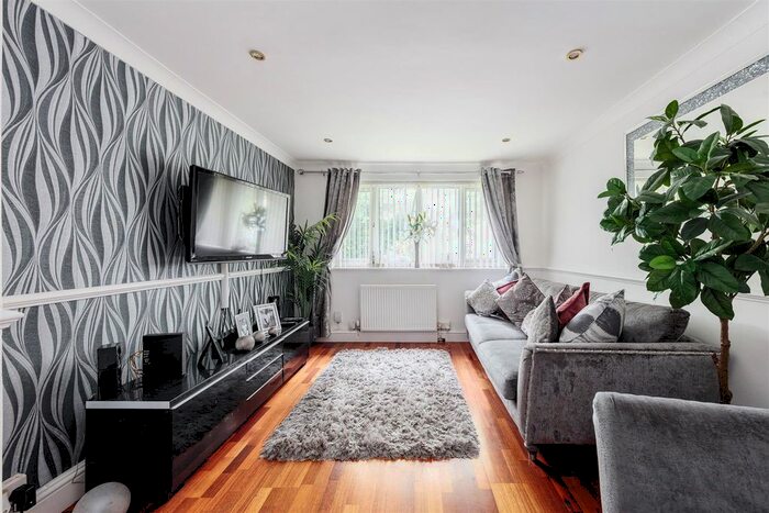 2 Bedroom Maisonette For Sale In Rosendale Road, London, SE21