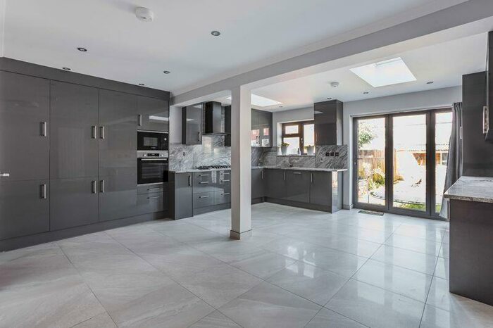 5 Bedroom Terraced House To Rent In Headley Avenue, Wallington, Ref: Jk, SM6