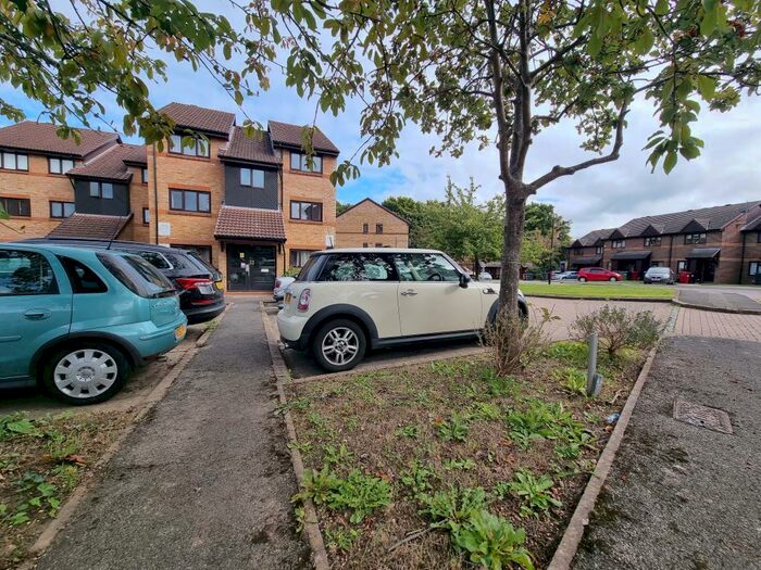 1 Bedroom Apartment To Rent In Littlebrook Avenue, Slough, SL2