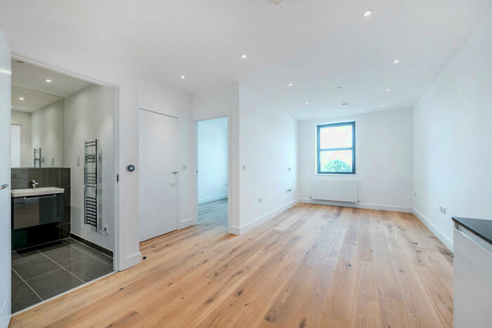 1 Bedroom Flat To Rent In Bridge Road, Chertsey, Surrey, KT16