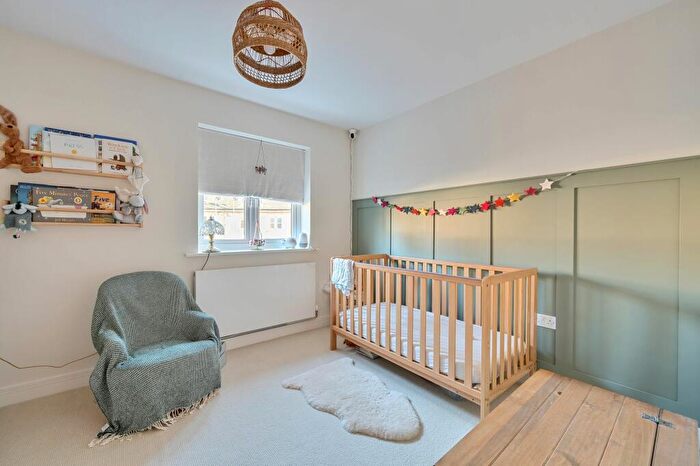 2 Bedroom Coach House For Sale In Oakgrove, Caterham, CR3