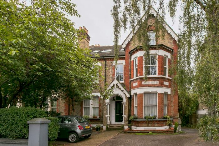 3 Bedroom Flat To Rent In Thurlow Park Road London, SE21