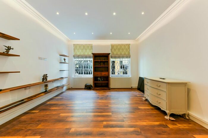 3 Bedroom Flat To Rent In Princes Gate, London, SW7
