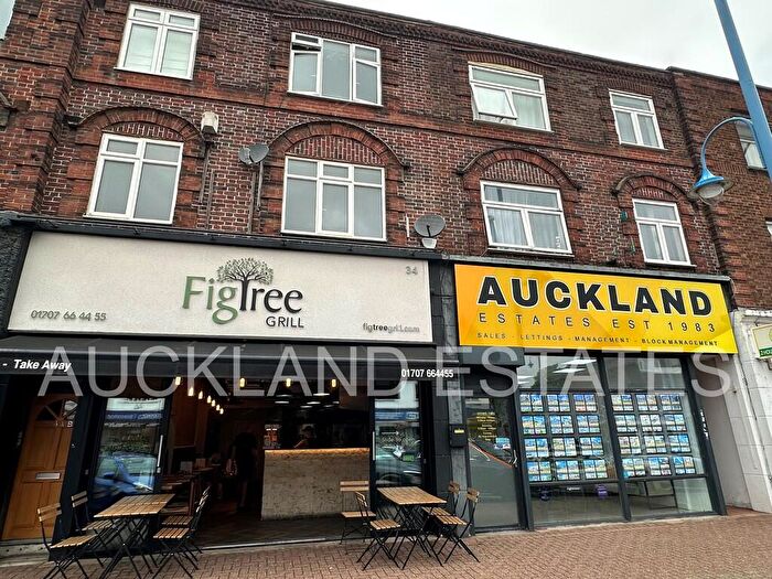 1 Bedroom Apartment For Sale In The Broadway, Darkes Lane, Potters Bar, EN6