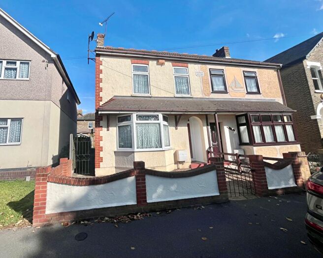3 Bedroom Semi-Detached House For Sale In Princes Road, Romford, RM1