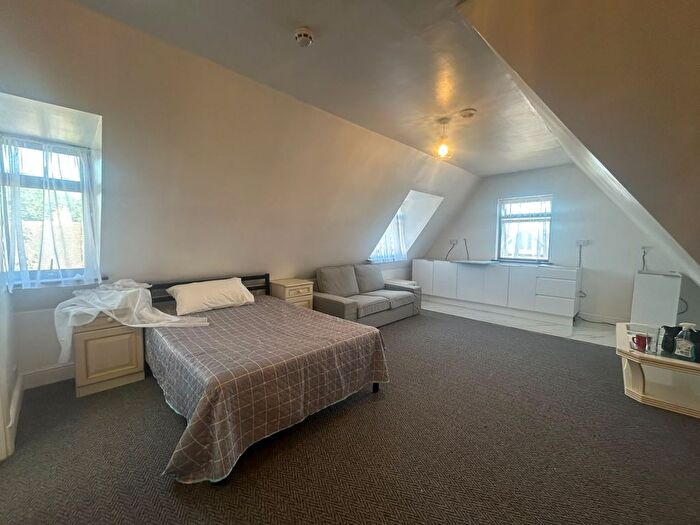 1 Bedroom Studio To Rent In Jersey Road, TW7