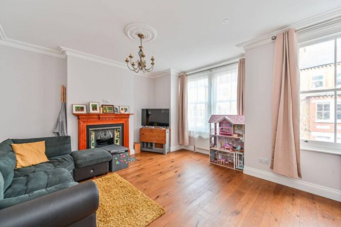 1 Bedroom Flat To Rent In Heyford Avenue, Oval, SW8