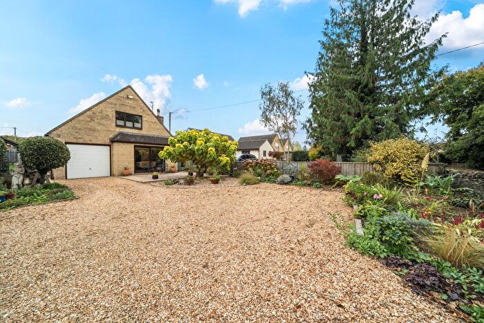 3 Bedroom Detached House For Sale In Shilton Road, Carterton, Oxfordshire, OX18