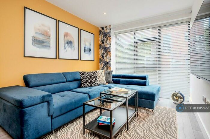 2 Bedroom Flat To Rent In Walker Avenue, Wolverton Mill, Milton Keynes, MK12