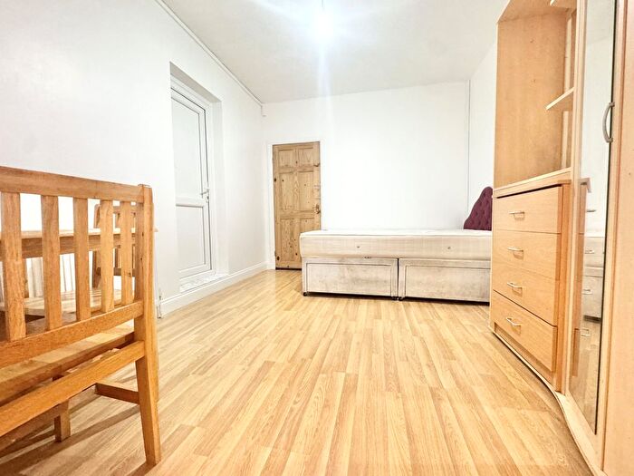 Studio To Rent In Victoria Road, Southall, UB2