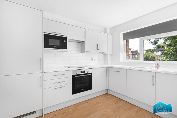 3 Bedroom Apartment To Rent In High Road, Whetstone, London, N20