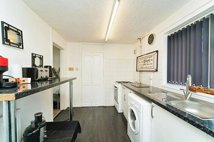 2 Bedroom End Of Terrace House For Sale In Beckett Lane, Crawley, RH11