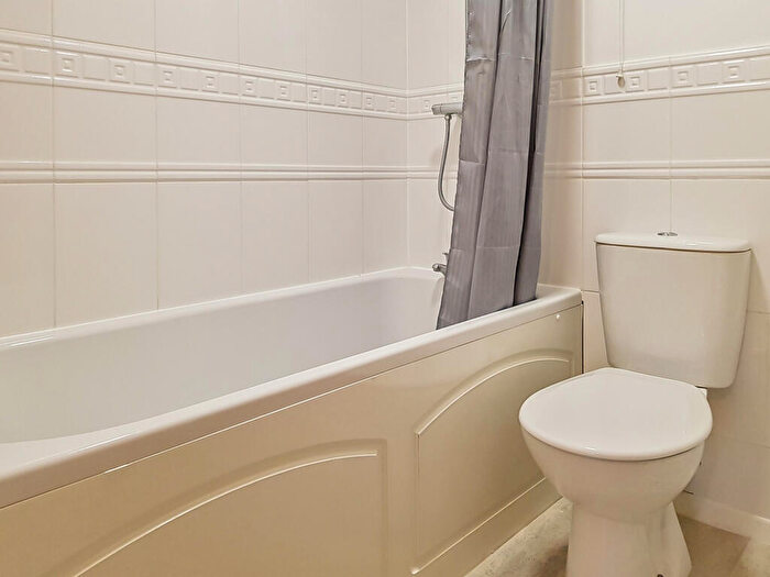 2 Bedroom Apartment To Rent In Savernake Street, Swindon, Wiltshire, SN1