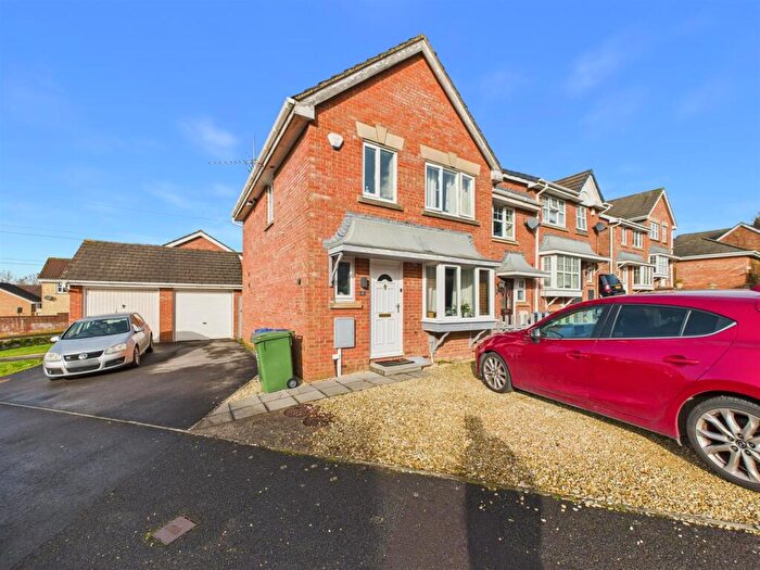3 Bedroom End Of Terrace House For Sale In Bluebell Drive, Cepen Park North, SN14