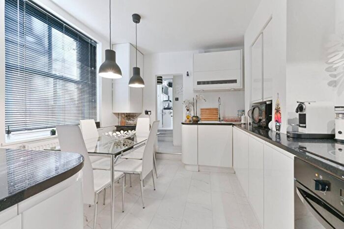 2 Bedroom Flat For Sale In Gipsy Road, West Norwood, London, SE27