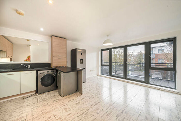 2 Bedroom Flat For Sale In Gunyard Mews, Woolwich, SE18