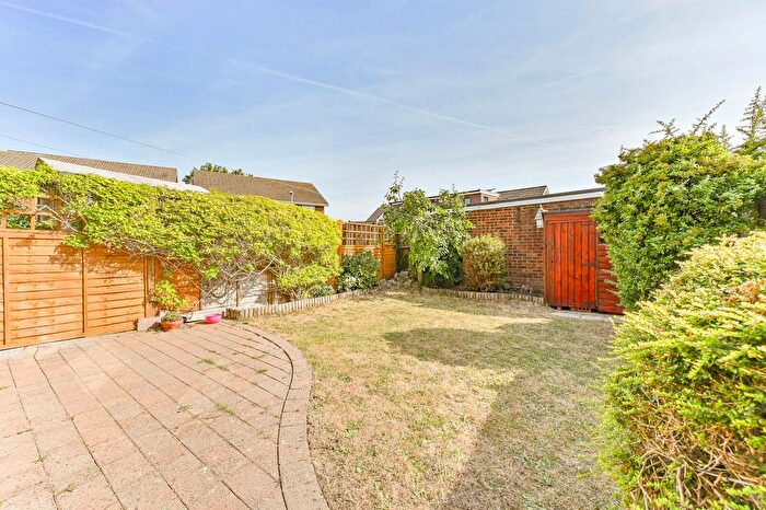 3 Bedroom Semi-Detached House For Sale In Burnham Drive, Worcester Park, KT4