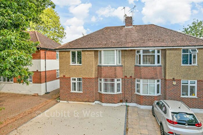 2 Bedroom Ground Maisonette For Sale In Kingsley Grove, Reigate, Surrey, RH2