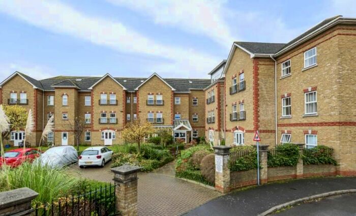 1 Bedroom Flat To Rent In Draper Close, Isleworth TW7