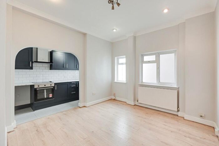 1 Bedroom Apartment To Rent In Manstone Road, Cricklewood, NW2
