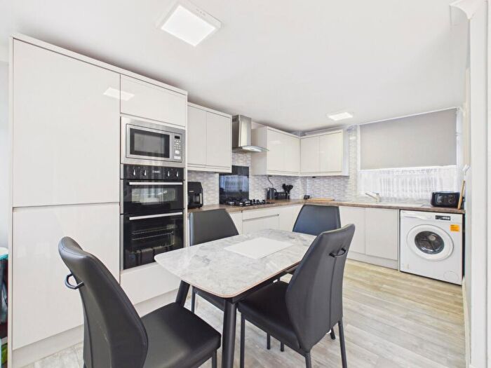 3 Bedroom End Of Terrace House For Sale In Cadeleigh Close, Bransholme, Hull, HU7