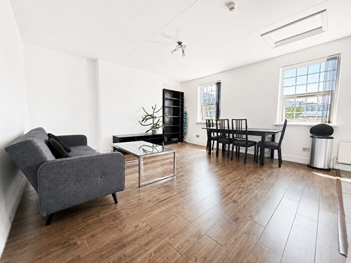 2 Bedroom Maisonette To Rent In New North Road, London, N1