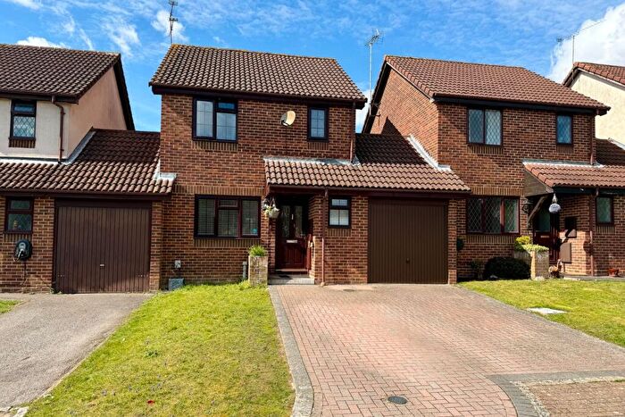 3 Bedroom Link Detached House For Sale In Membury Close, Frimley, GU16