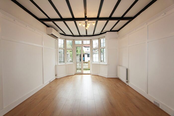 1 Bedroom Semi-Detached House To Rent In Western Avenue, London, NW11
